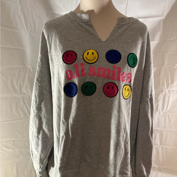 Fantastic Fawn Oversized Gray Smiley Face Sweatshirt - Picture 6 of 6